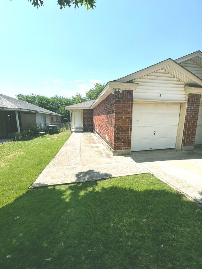 Building Photo - 11727 Capotillo St