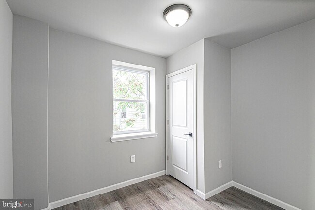 Foto del edificio - 1935 S Croskey St