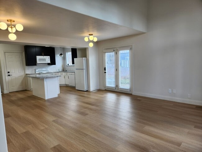 Building Photo - Newly Remodeled 3 Bd 2.5 Bath Townhouse in...
