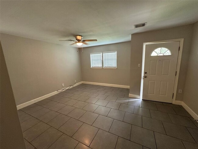 Building Photo - 9329 Chesterfield Dr