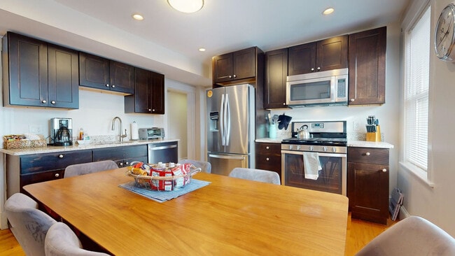 Building Photo - 28 Clay St