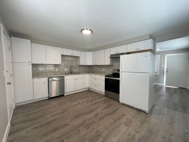 Building Photo - Brand new remodeled 3 bed duplex! Fenced-i...