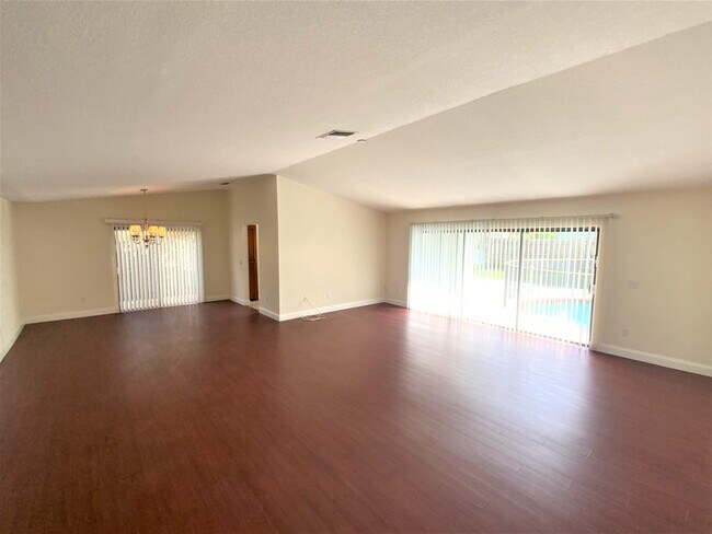 Foto del edificio - 1560 NW 13th Ave