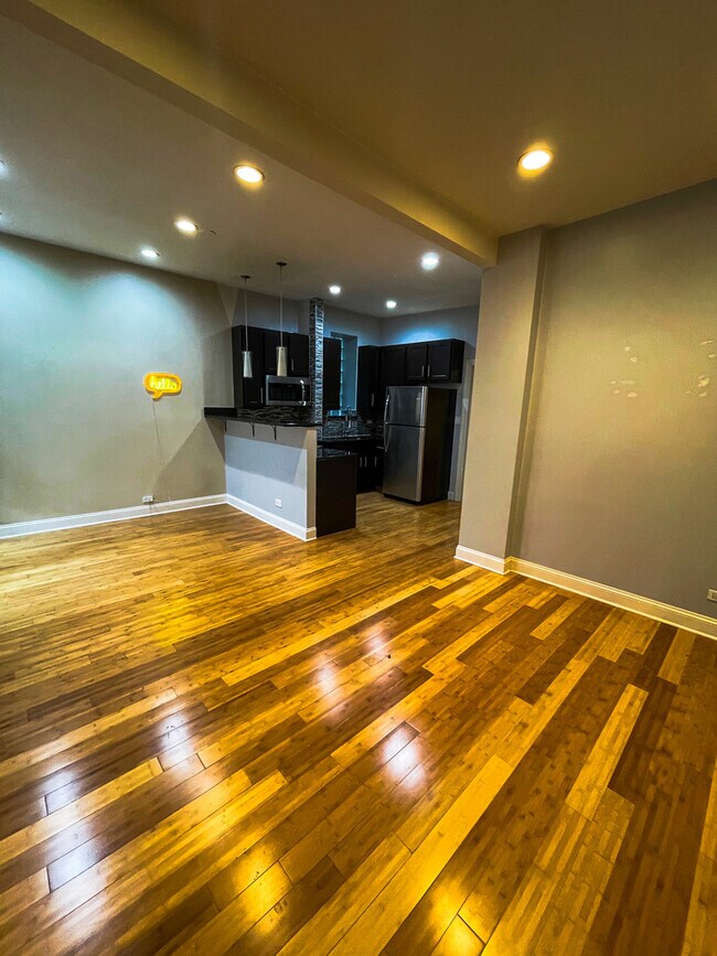Foto del edificio - 2152 W Division St