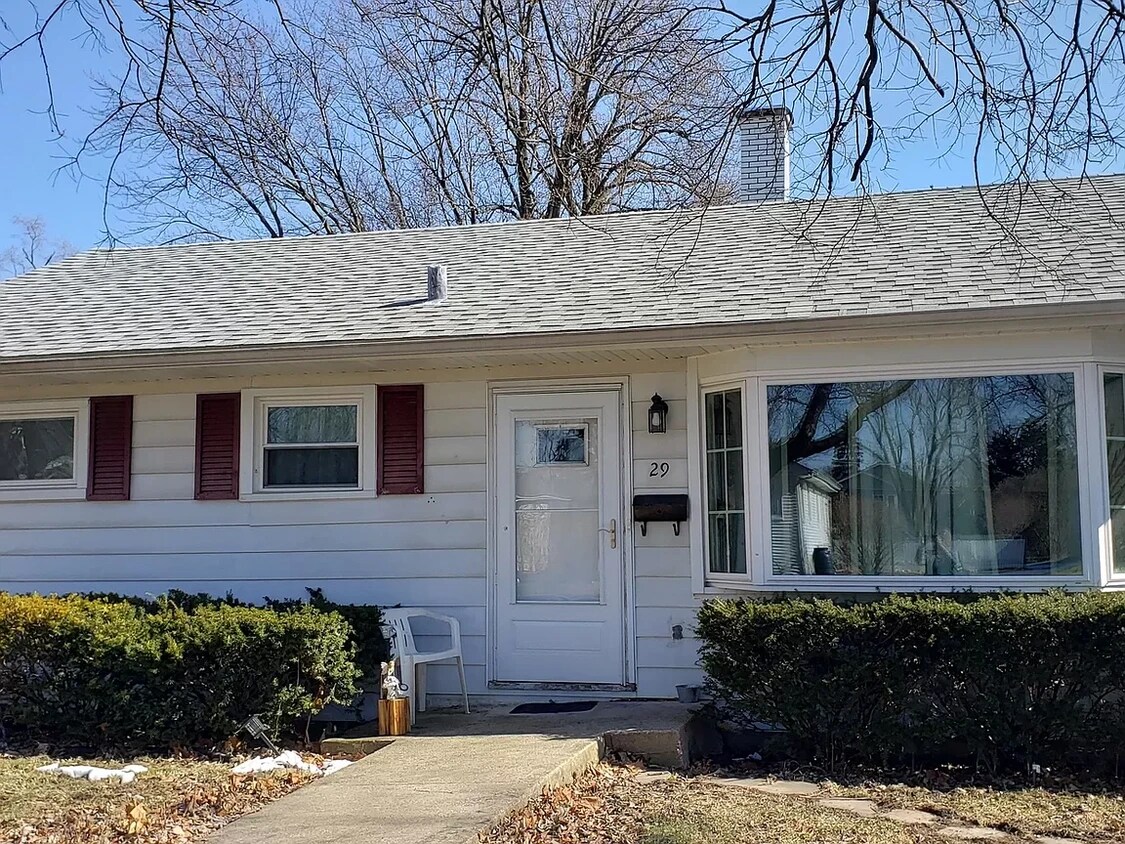 Primary Photo - 29 Roslyn Rd
