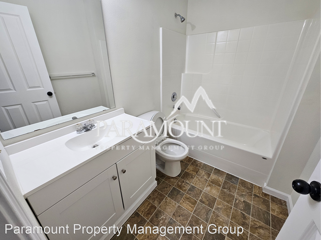 Building Photo - 4 br, 3.5 bath House - 941 NW Sawmill Ct