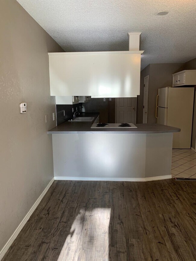 Foto del edificio - 8308 Raleigh Ave