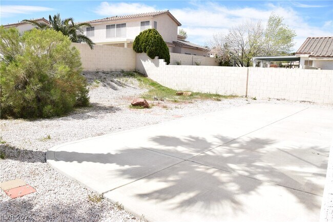 Building Photo - 8209 Hollister Ave