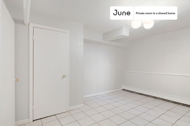 Building Photo - Private bedroom in 6 bed/2 bath Home