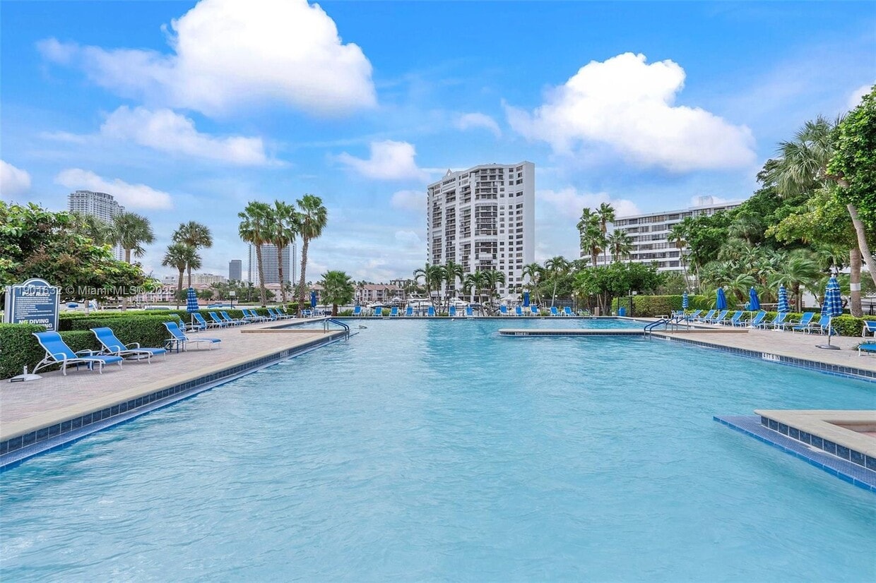 Foto principal - 600 Three Islands Boulevard