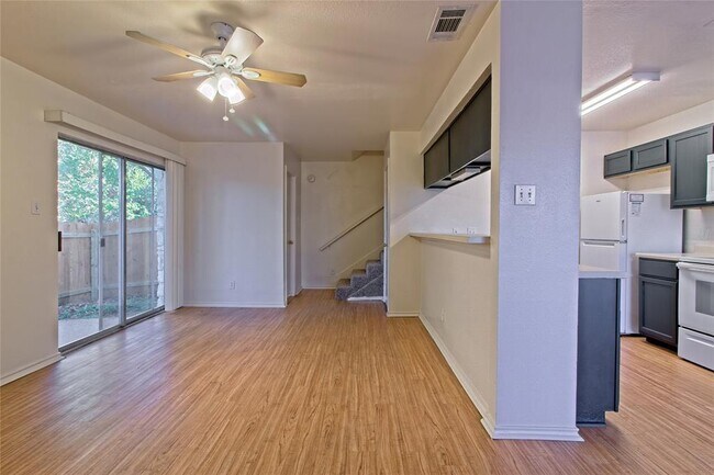 Foto del edificio - 2211 Creekside Ln