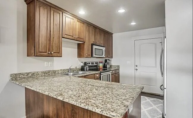 Foto del edificio - 5 Bedroom Home with Fully Fenced back yard
