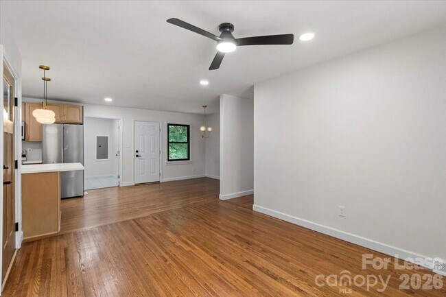 Foto del edificio - 2430 Dora Dr