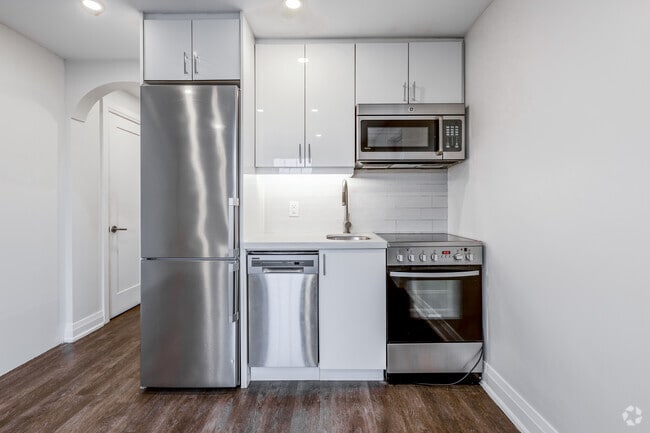 1BR + Den, 1BA - 640PC - Cuisine - 697-701 Eglinton