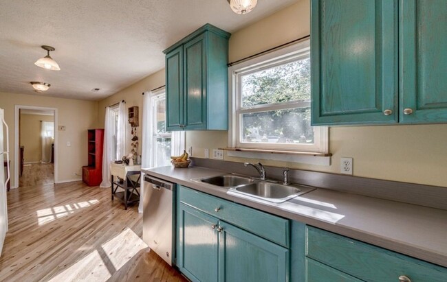 Foto del edificio - Soulful Milwaukie Farmhouse– Solar Panels,...