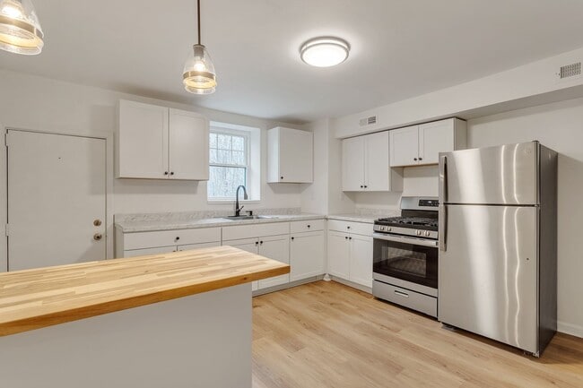 Building Photo - Beautiful 3 Bed - 2 Bathroom Home in Lawre...