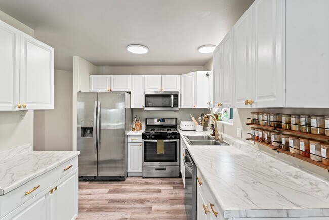 Foto del edificio - 9101 Lakehurst Dr