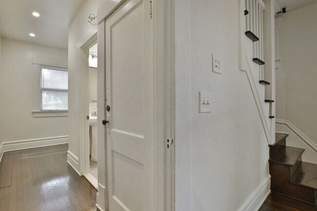 Foto del edificio - NEWLY RENOVATED NORTH CAMPUS - 3 BEDROOM 2 FULL BATHROOMS