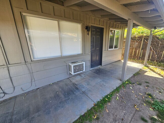 Building Photo - 1 Bedroom 1 Bath Triplex Unit in Los Molinos!