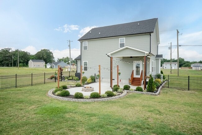 Building Photo - Three Bedroom Home!