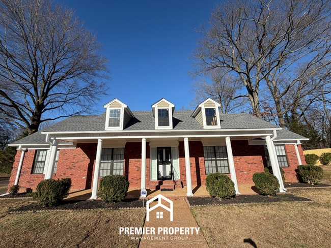 Newly Renovated 3BR Memphis Home with Vaulted Ceilings, Fireplace & Fenced Yard - Newly Renovated 3BR Memphis Home with Vaulted Ceilings, Fireplace & Fenced Yard