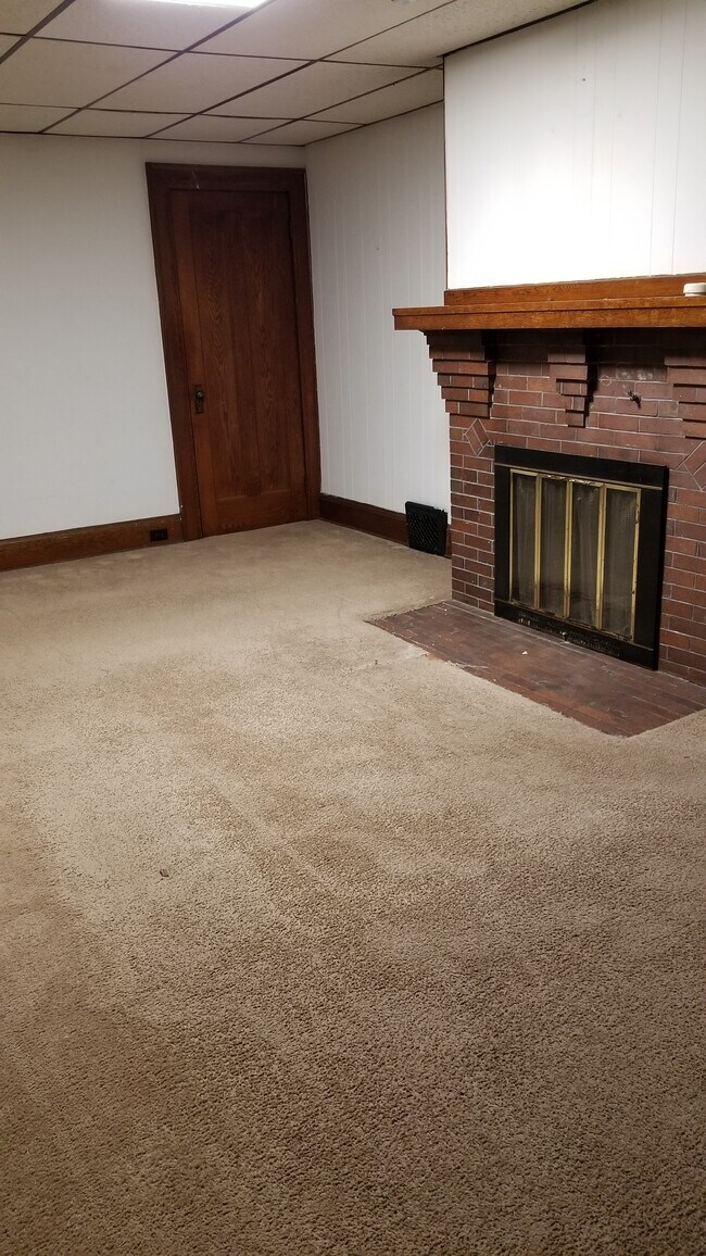 Living room with walk in closet - 323 Dunn Blvd