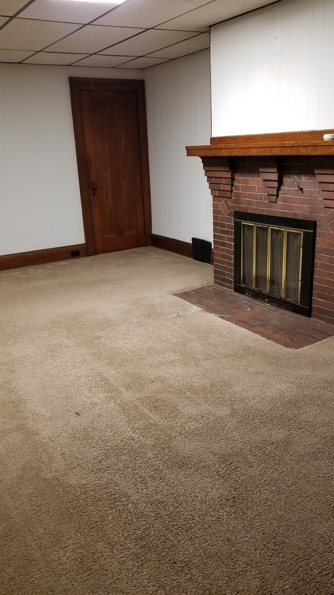 Living room with walk in closet - 323 Dunn Blvd