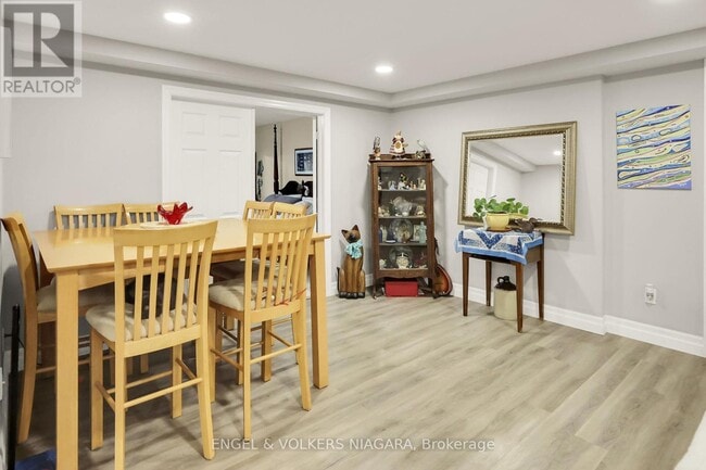 Building Photo - 624 Simcoe St