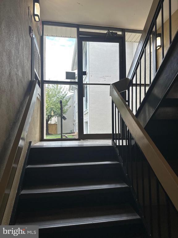 Foto del edificio - 8605B Village Way