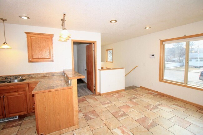 Building Photo - 4 Bedroom House!