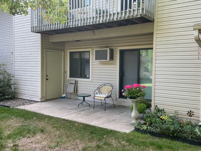 Building Photo - 480 Larpenteur Ave E