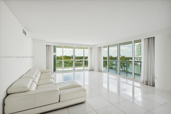 Building Photo - 16500 Collins Ave