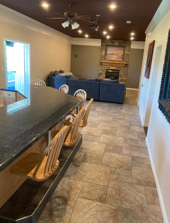 Foto del edificio - 2247 Country Oaks Dr