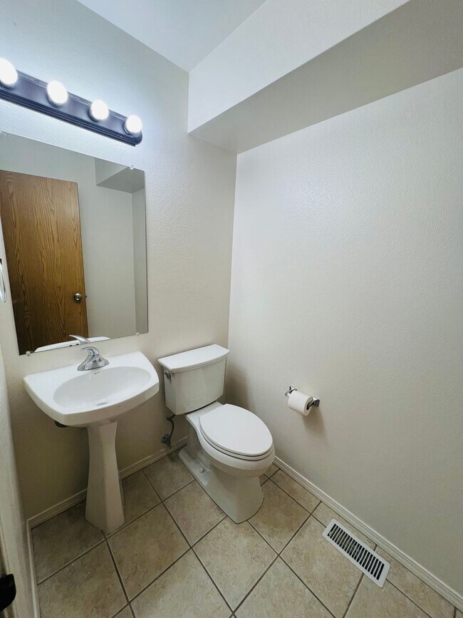 Foto del edificio - Amazing 3 Bed 2.5 Bath - Townhouse