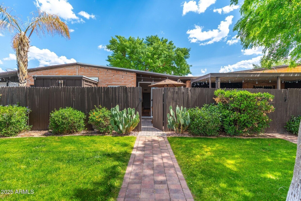 Foto principal - 3036 N 32nd St