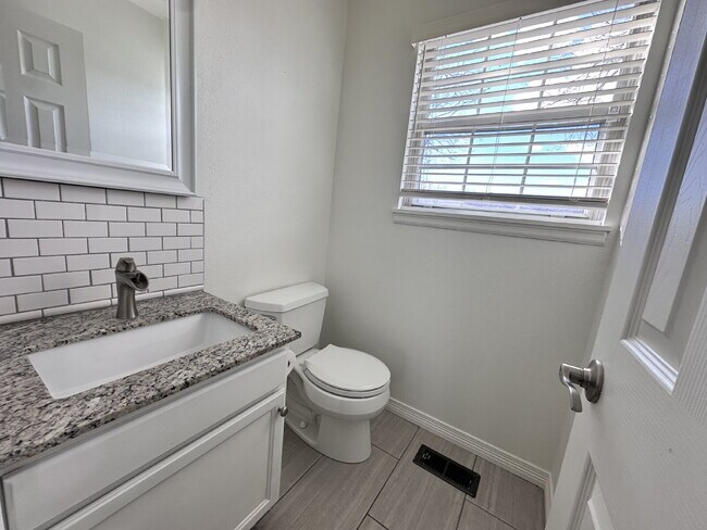 Foto del edificio - ~Available Now~ Beautifully Updated Two-Bedroom Townhome in Littleton!