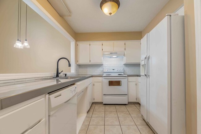 Kitchen - 4 Effingham Ct