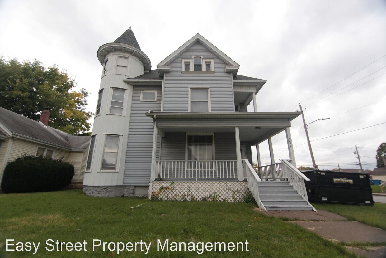 4 br, 2 bath House 1428 Main St. House Rental in Davenport, IA