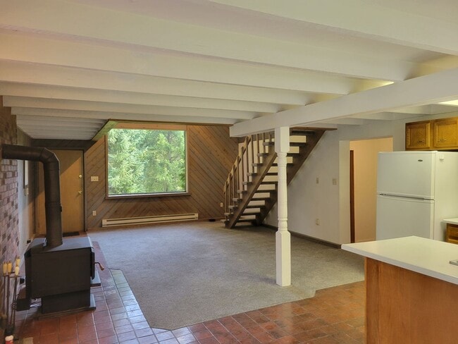 Building Photo - 3 bed, 1 bath home by Sacheen Lake