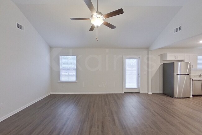 Foto del edificio - 114 Western Red Cedar Dr