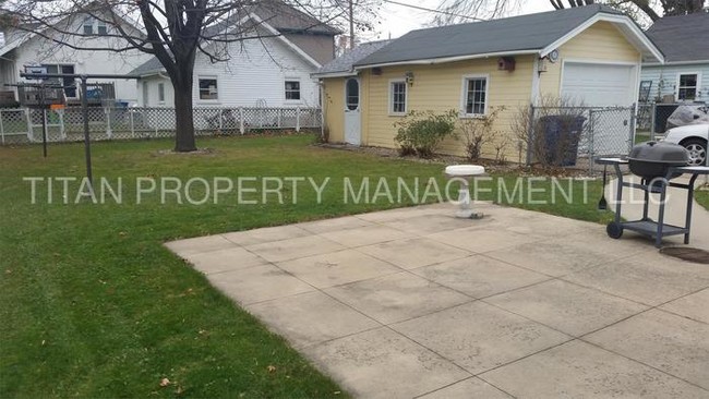 Building Photo - 2 Bedroom Single Family Home