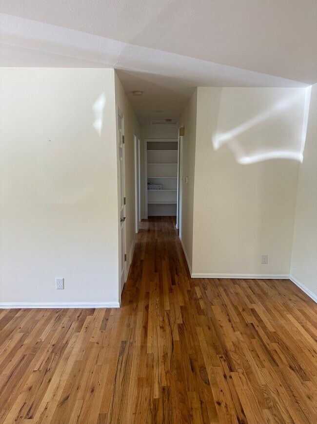 Foto del edificio - Spacious 3 Bedroom House with Attached Garage and Large Yard!