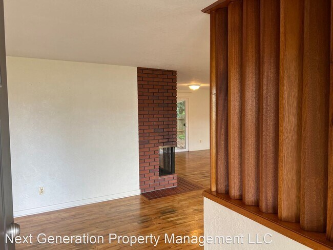 Building Photo - 3 br, 1 bath House - 2106 Golden Gardens St.