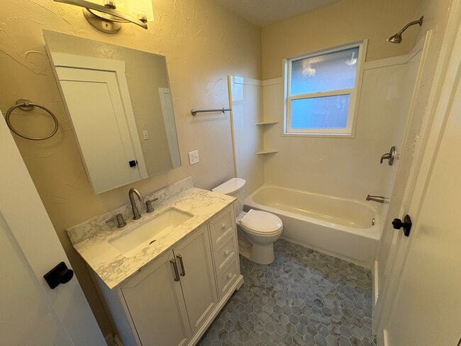 Building Photo - 505 E Gallacher Pl