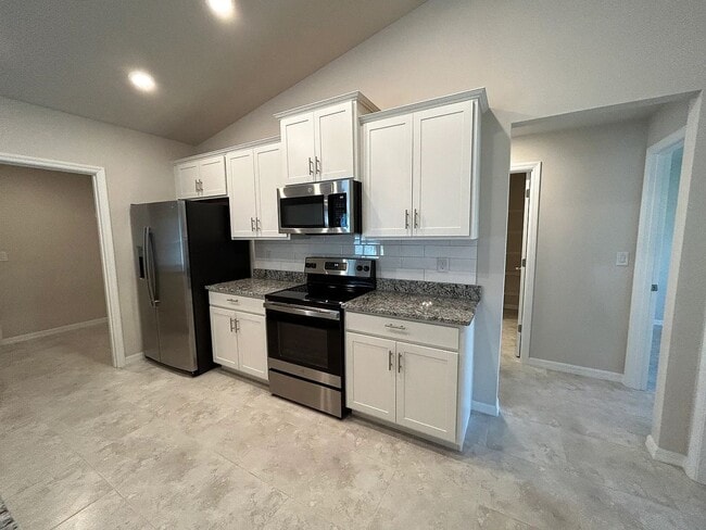 Building Photo - **COMING SOON** 4BED / 2BATH Available mid February!