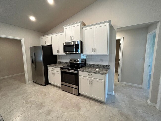 Foto del edificio - **COMING SOON** 4BED / 2BATH Available mid February!