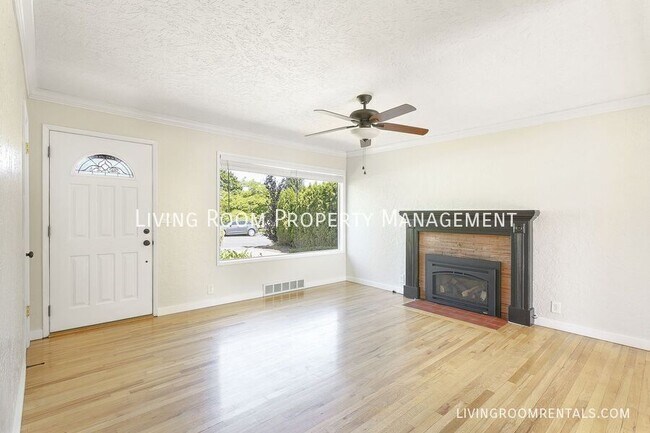 Building Photo - 725 Riverdale Dr