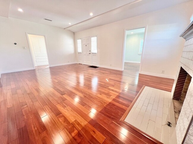 Building Photo - Charming Bixby Knolls Corner Home with Yard, Cabana, & A/C