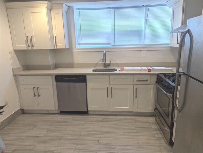 Foto del edificio - 393 E 49th St