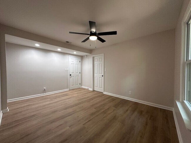 Building Photo - 4 bed 2 bath in Decatur!